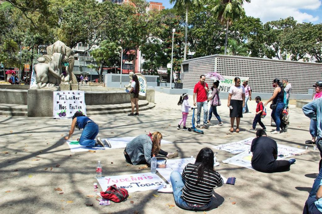Mujeres Contra Las Violencias. Pintada de pancartas en Plaza Parque Carabobo, Caracas, en el marco del 8M 