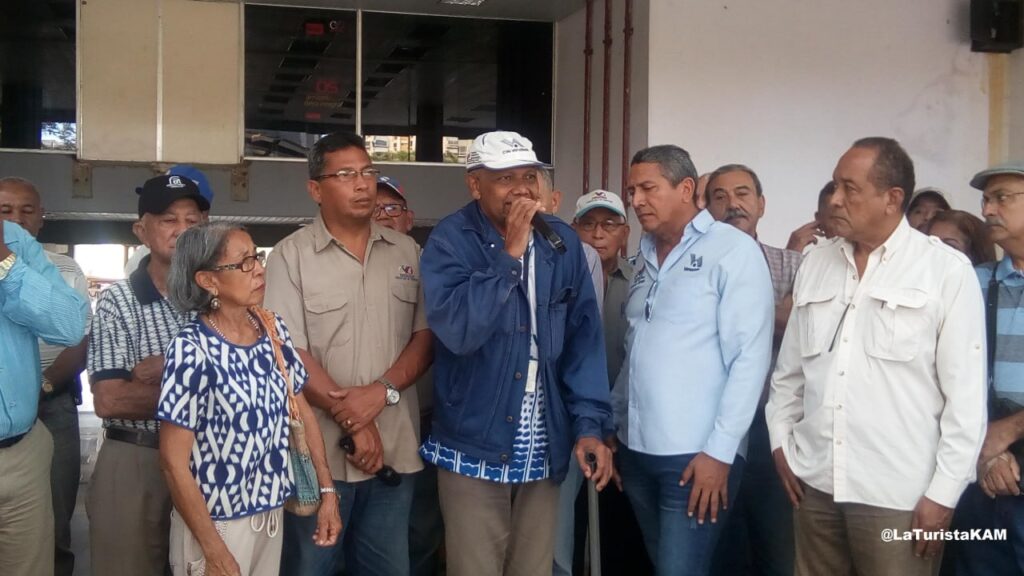 En el centro de la fotografía, Hugo Medina, presidente de la Federación de Asociaciones para Jubilados y Pensionados del estado Bolívar. Foto: Karla Ávila M.